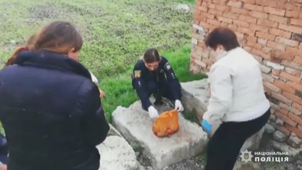 ▲烏克蘭一名母親將新生兒丟進馬桶，並用切斷臍帶的同把刀做三明治。（圖／翻攝自ODESSA REGIONAL POLICE）