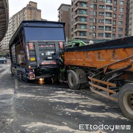 ▲▼台64八里匝道口處三車追撞，曳引車起火燃燒。（圖／記者陳豐德翻攝）