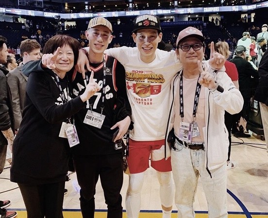 ▲林書緯(左2)與父母一同見證二哥林書豪奪下NBA年度總冠軍。（圖／取自林書緯FB）