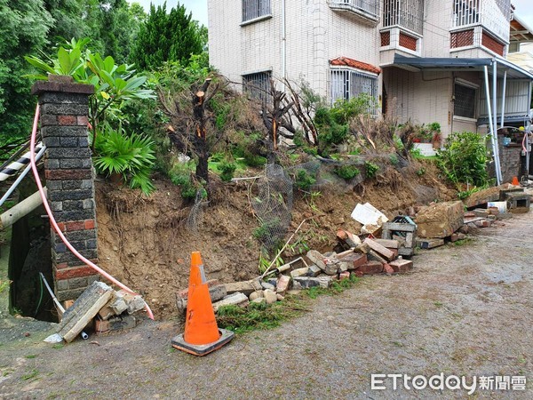 ▲苗栗1戶民宅受不了連日雨水沖刷，導致危牆倒塌，屋主懷疑是社區水溝工程所造成。（圖／記者黃孟珍翻攝）