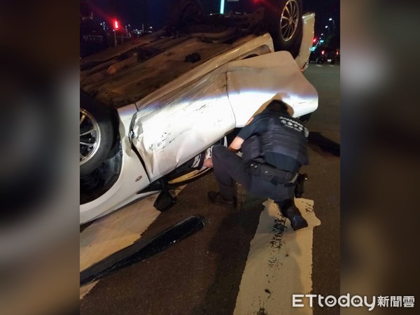 ▲▼保大特警見車禍翻車，立刻協助車上乘客脫困。（圖／記者李忠憲翻攝）