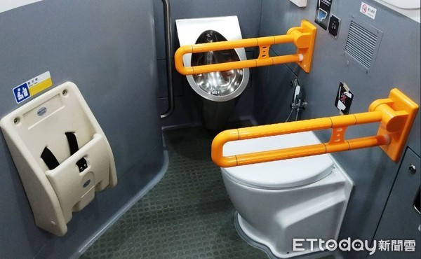 ▲▼多功能廁所也增設幼兒座椅。（圖／台鐵提供）