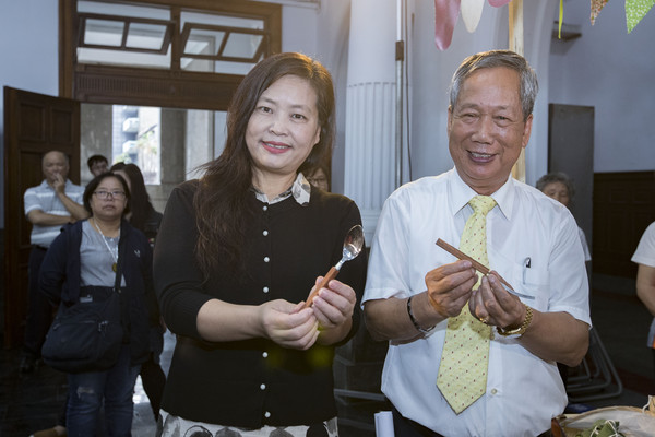 ▲新竹市副市長(左)及新竹市農會總幹事(右)出席荔枝節記者會。（圖／新竹市政府提供）