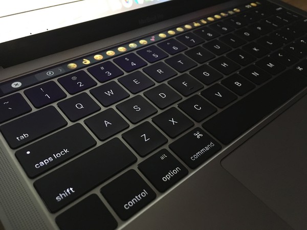 ▲▼MacBook Pro with touch bar。（圖／取自免費圖庫pixabay）