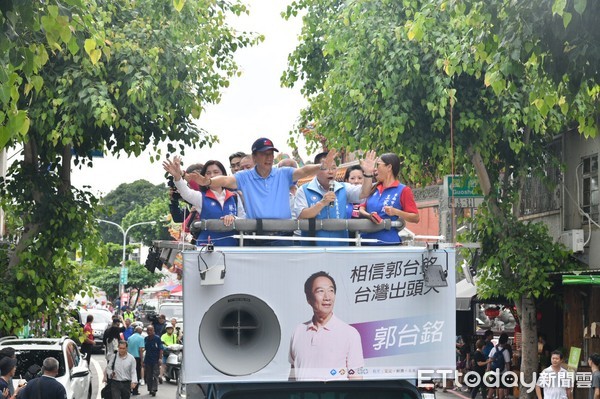 ▲郭台銘與蔡育輝等議員們登上宣傳車，車隊遊行安平區，向民眾請安問好。（圖／記者林悅翻攝，下同）