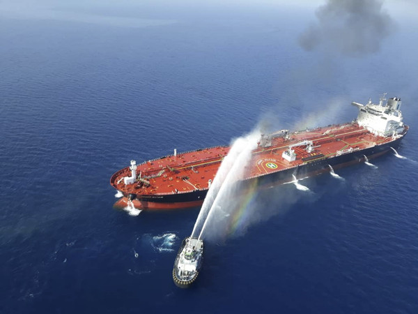 ▲伊朗國家石油公司所屬的油輪今（11）日遭襲爆炸，牽動國際油價急漲逾2%。圖為示意圖。（圖／達志影像／美聯社）