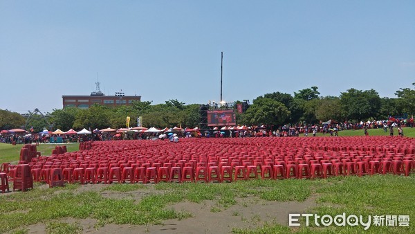 ▲▼主辦單位在雲林現場擺滿6萬張塑膠椅。（圖／記者賴君欣攝）