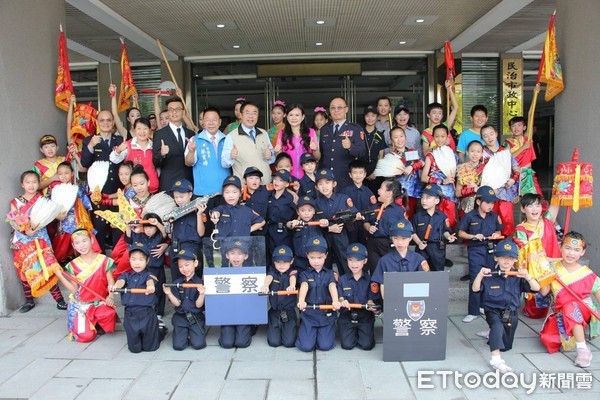 ▲台南市在民治市政中心南瀛堂舉辦「慶祝警察節暨五力治安高峰會」，並邀請義警義交、民防、志工、巡守隊及警友會等五力團體共同參與，黃偉哲市長頒獎表揚績優員警。（圖／記者林悅翻攝，下同）