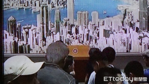 ▲▼香港反送中，民眾看林鄭月娥的宣布情況。（圖／記者吳奕靖攝）