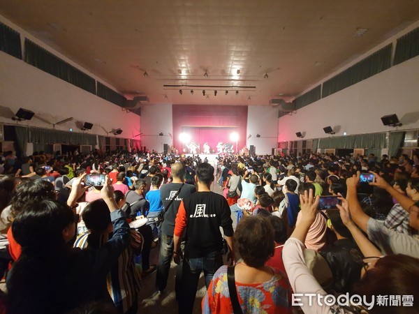 ▲精彩的表演吸引超過1400人擠爆魚池國小活動中心。