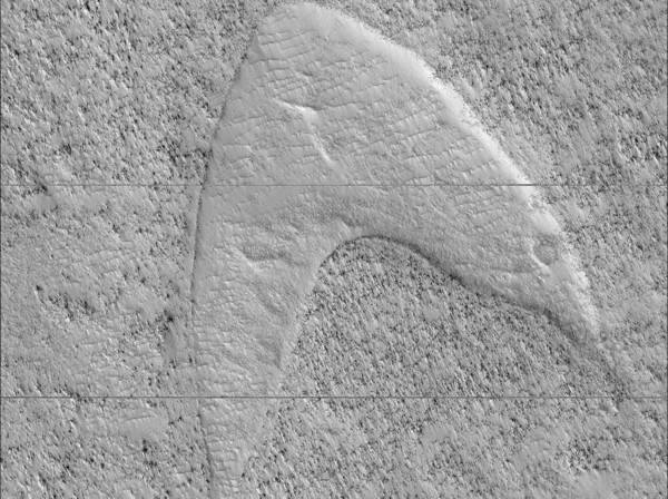 ▲▼NASA火星探測軌道飛行器（MRO）在火星上拍攝到星際艦隊標誌，讓影迷超興奮。（圖／翻攝自推特／@ HiRISE）