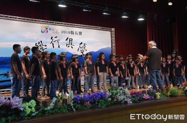 ▲台灣原聲童聲合唱團演唱布農族天籟之音，為畢業生獻上祝福。