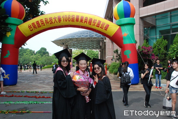 ▲黃嘉玲女士今年從南應大4技美術系畢業，與2女兒吳瑩柔、3女兒吳羽婕，一同畢業，三喜臨門，在畢業典禮中特別高興。（圖／記者林悅翻攝）