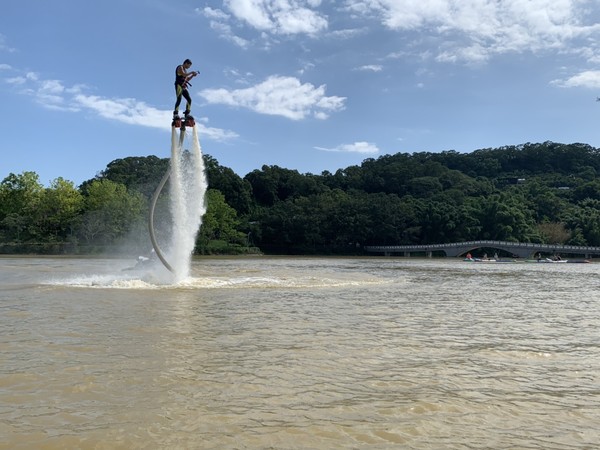 ▲2019新竹SUP嘉年華　百餘好手青草湖上搶先體驗。（圖／新竹市政府提供）