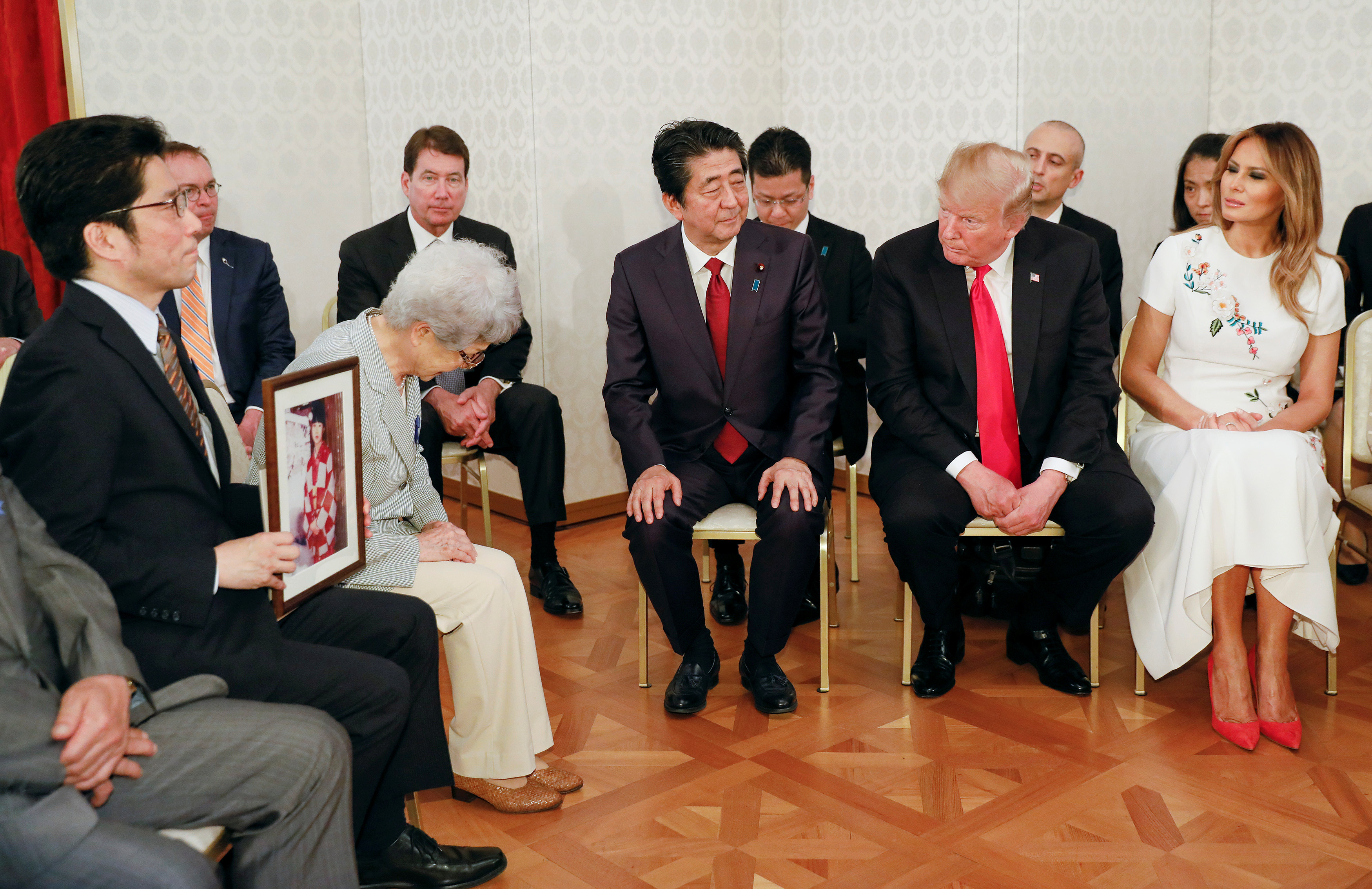 ▲▼川普出訪日本期間，與北韓綁架日人受害者家屬會面。（圖／路透社）