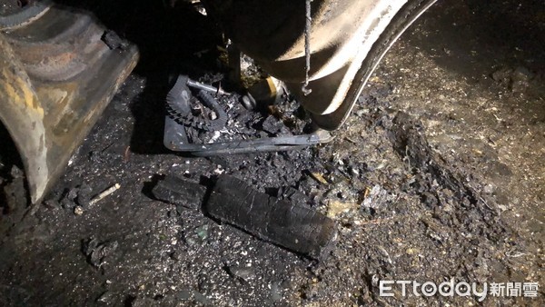 ▲▼板橋一名男子疑似在車內燃燒木炭，造成4輛汽車燃燒的火燒車意外。（圖／記者趙永博攝）