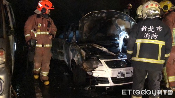 ▲▼板橋一名男子疑似在車內燃燒木炭，造成4輛汽車燃燒的火燒車意外。（圖／記者趙永博攝）