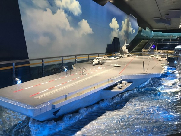 ▲▼北京軍事博物館開放新展廳，首度展示下一代國產航母模型，其甲板排放的艦載戰鬥機仍為殲-15，不見殲-20。（圖／翻攝自新浪軍事）