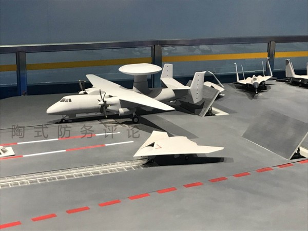 ▲▼北京軍事博物館開放新展廳，首度展示下一代國產航母模型，其甲板排放的只有殲-15、艦載預警機和艦載無人機。（圖／翻攝自新浪軍事）