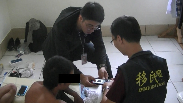 ▲▼ 市專勤隊員查緝行動中，外籍移工試圖以他人身分證件，卻凹眼尖探員識破其通緝犯身分。（圖／記者翁伊森翻攝，下同）