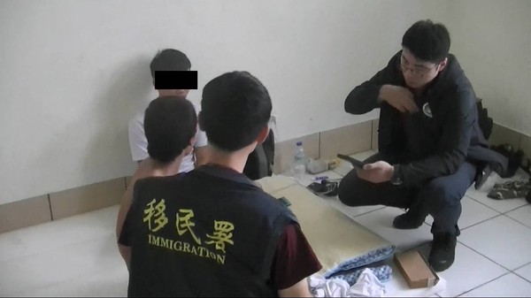 ▲▼ 市專勤隊員查緝行動中，外籍移工試圖以他人身分證件，卻凹眼尖探員識破其通緝犯身分。（圖／記者翁伊森翻攝，下同）
