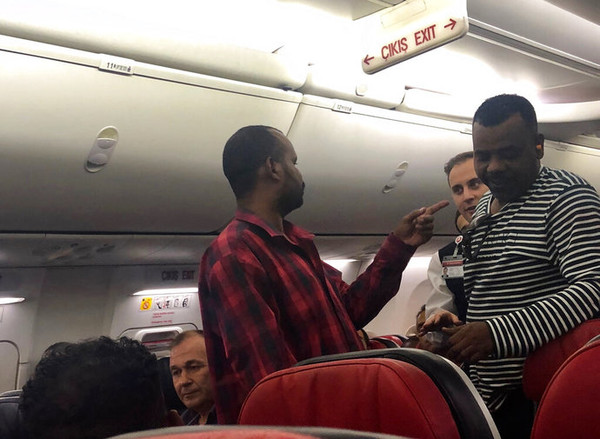 ▲▼一名蘇丹籍男子14日在前往蘇丹的土耳其航空班機上暴走，搥打窗戶並企圖進入駕駛艙，遭乘客及空服員制伏。（圖／達志影像／美聯社）