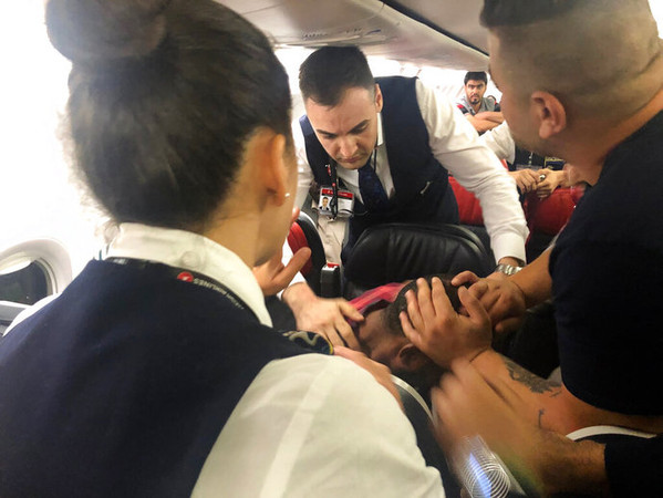 ▲▼一名蘇丹籍男子14日在前往蘇丹的土耳其航空班機上暴走，搥打窗戶並企圖進入駕駛艙，遭乘客及空服員制伏。（圖／達志影像／美聯社）