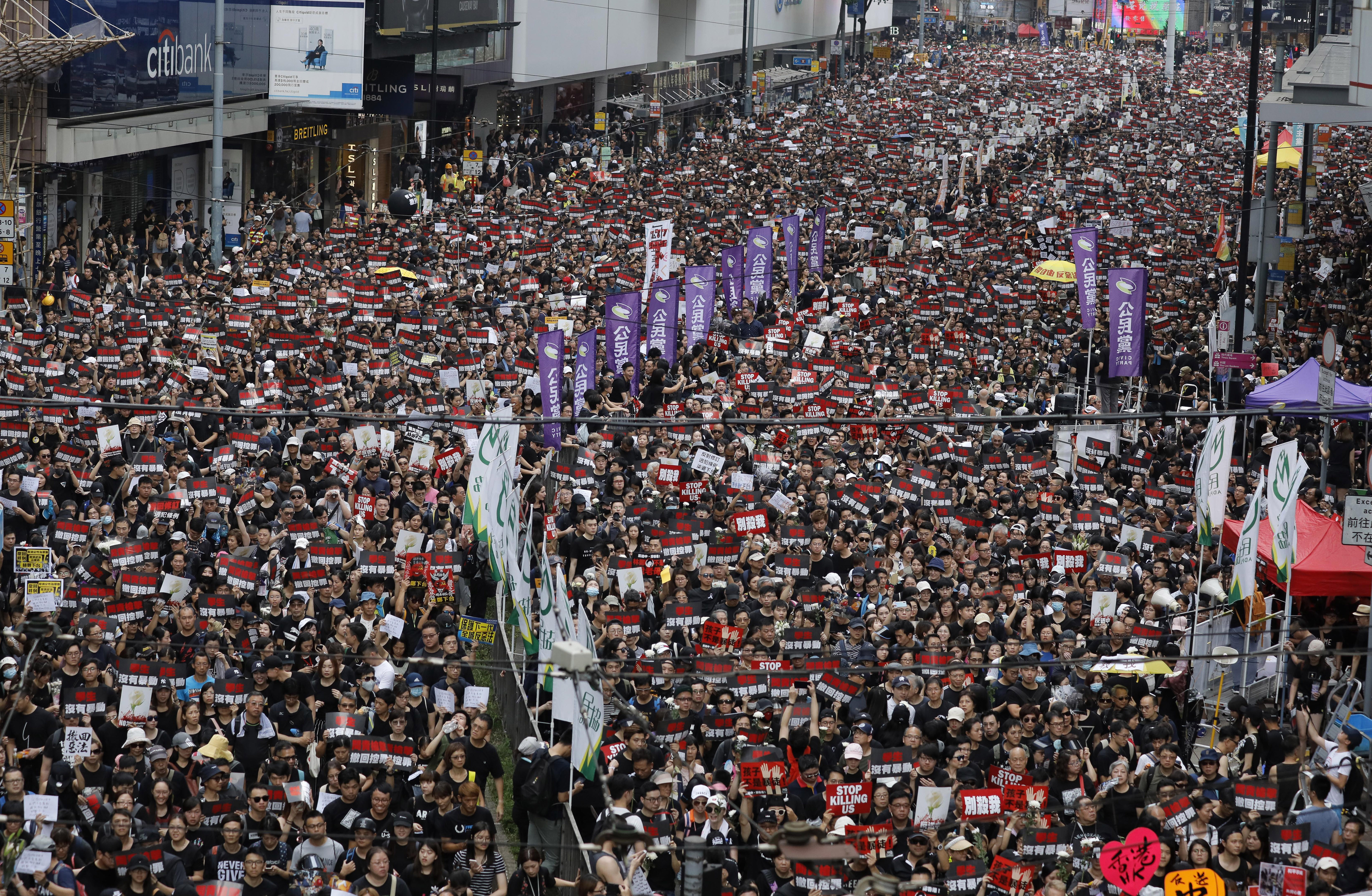 ▲香港民陣16日發起遊行，提特首林鄭月娥下台等三點訴求。（圖／美聯社）