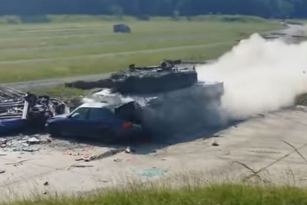 ▲▼德國製「豹」-2A2型戰車（Leopard 2A4）在2018年的「堅強歐洲戰車挑戰賽」（Strong Europe Tank Challenge）中輾碎BMW E36轎車的影片曝光。（圖／翻攝自YouTube）