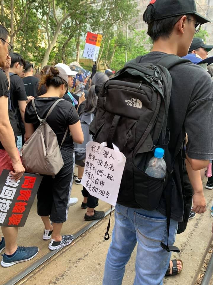 ▲▼台灣人到場聲援反送中遊行。（圖／翻攝臉書「巴打絲打 Facebook Club」）