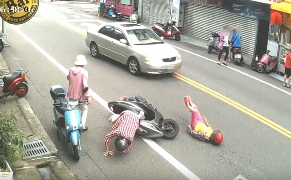 ▲▼「麥當勞叔叔」被車撞！三寶爆衝「神截圖」網友笑噴洗版：對不起 超地獄列車。（圖／翻攝自YouTube／JOHN）