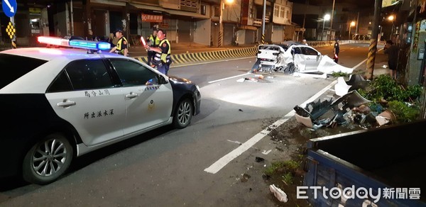 ▲▼燕巢深夜車禍             。（圖／記者洪正達翻攝）