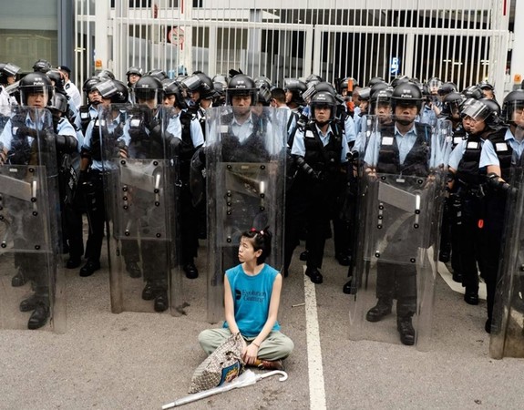 ▲▼林嘉露（Lam Ka Lo）在手持盾牌的香港鎮暴警察前靜坐、冥想。（圖／翻攝自臉書／Lam Lo）