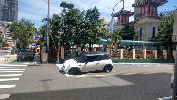 ▲▼  高雄新田路轎車陷洞           。（圖／記車主王小姐提供