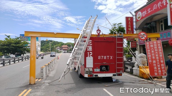 ▲▼花蓮縣消防局新秀分隊消防車行經市區尚志橋，因不熟限高而撞上限高架，消防局立即協調廠商趕赴現場處理。（圖／花蓮市公所提供，下同）