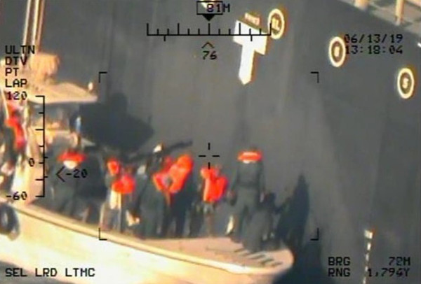 ▲▼美軍發布照片指控，伊朗革命衛隊海軍在阿曼灣攻擊油輪，並移走吸附雷。（圖／達志影像／美聯社）