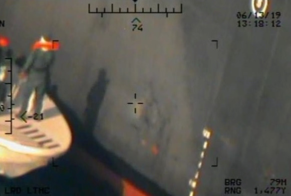 ▲▼美軍發布照片指控，伊朗革命衛隊海軍在阿曼灣攻擊油輪，並移走吸附雷。（圖／路透）