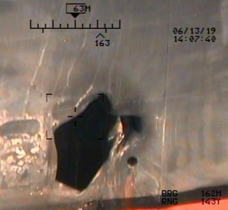 ▲▼美軍發布照片指控，伊朗革命衛隊海軍在阿曼灣攻擊油輪，並偷走礦井。（圖／路透）