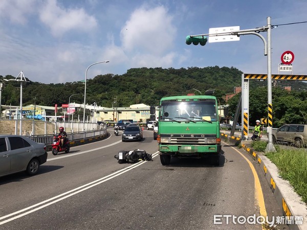 ▲▼關渡橋死亡車禍，騎士在下橋大轉彎處遭曳引車輾爆頭。（圖／記者陳豐德翻攝）