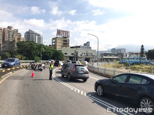 ▲▼關渡橋死亡車禍，騎士在下橋大轉彎處遭曳引車輾爆頭。（圖／記者陳豐德翻攝）