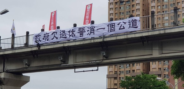 ▲台中市退警協會抗議政府年改。（圖／退警協會提供）