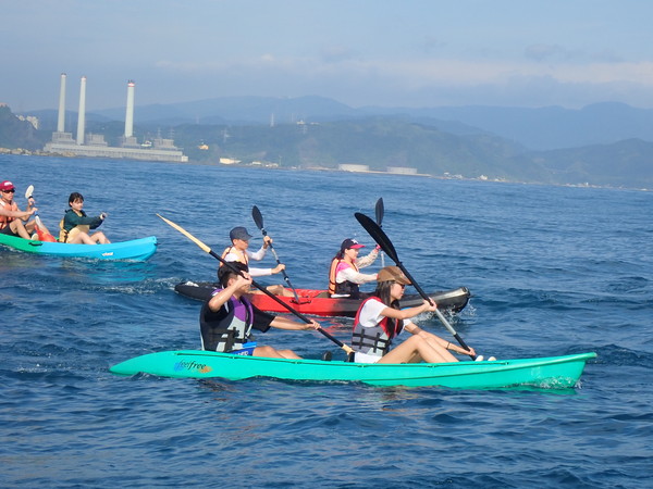 ▲ 划獨木舟挑戰基隆嶼 海大生獨特畢業領「海洋挑戰證書」。（圖／基隆海洋大學提供）