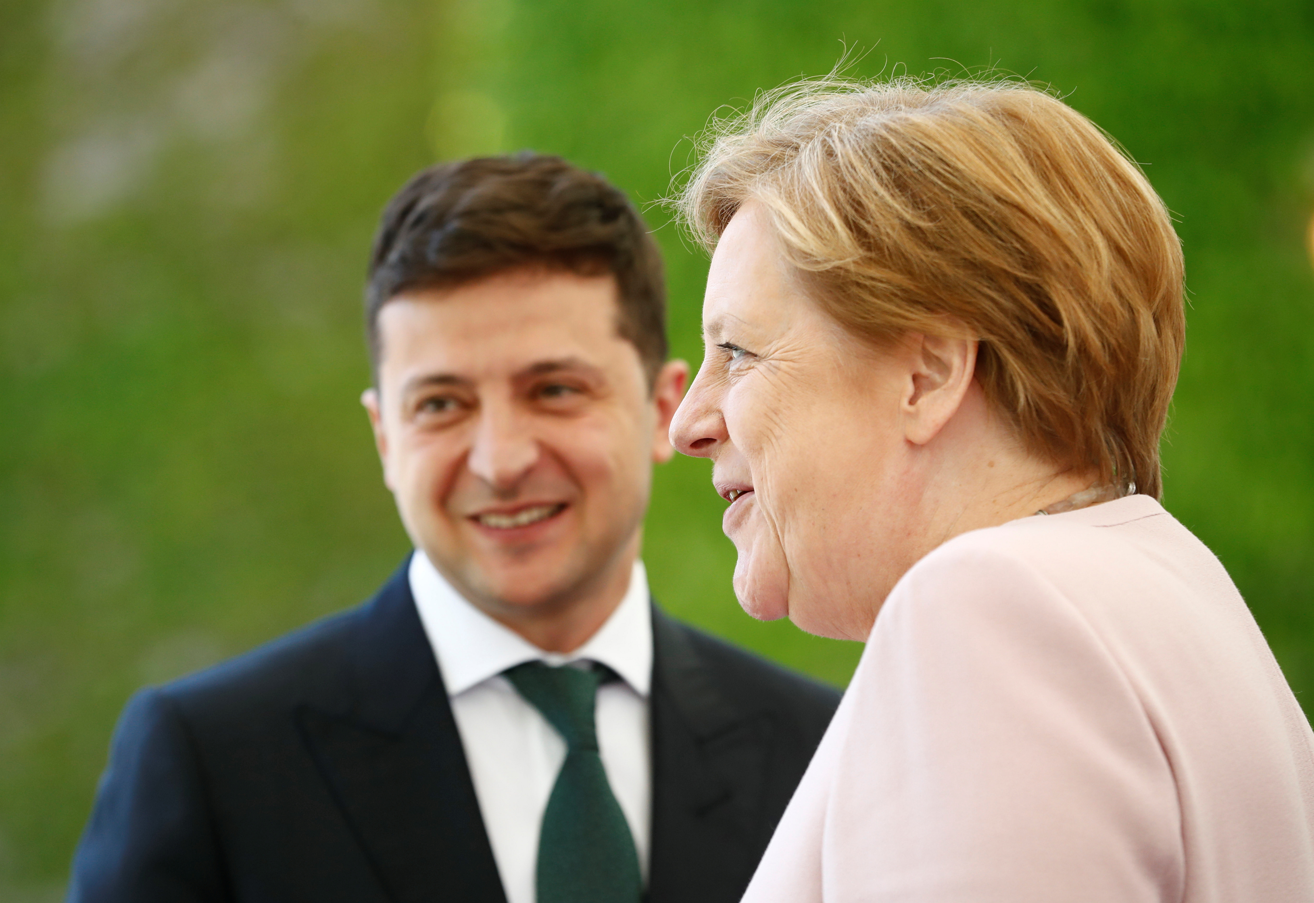 ▲德國總理梅克爾（Angela Merkel）18日中午在德國柏林與烏克蘭總統澤倫斯基（Volodymyr Zelensky）見面。（圖／路透社）