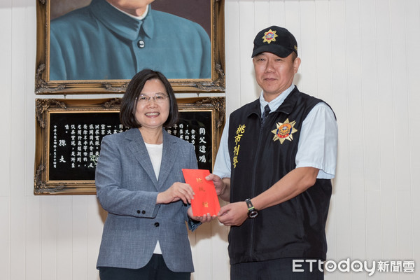 ▲桃園市警局王強生、洪俊德獲總統頒獎表揚並獲破格晉升。（圖／記者張君豪翻攝）