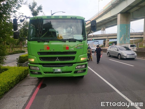 ▲▼曳引車修理輪胎過程突然爆胎，駕駛頭部重創命危。（圖／記者陳豐德翻攝）