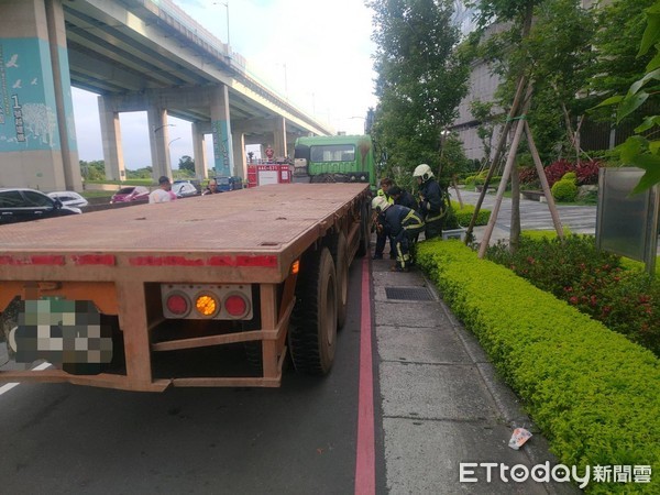 ▲▼曳引車修理輪胎過程突然爆胎，駕駛頭部重創命危。（圖／記者陳豐德翻攝）