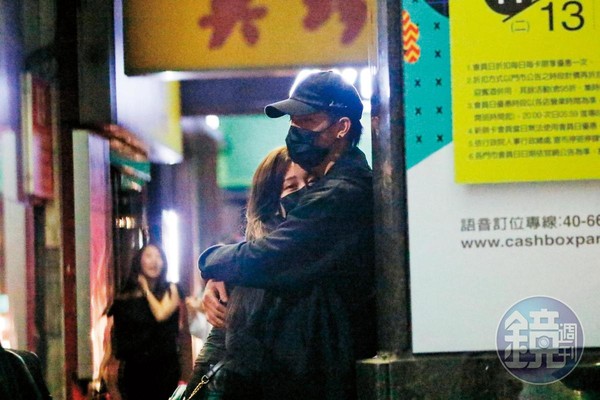 去年4月底，陳彥允（右）與篠崎泫在街頭壁咚擁抱，讓陳彥允背負著小王疑雲。