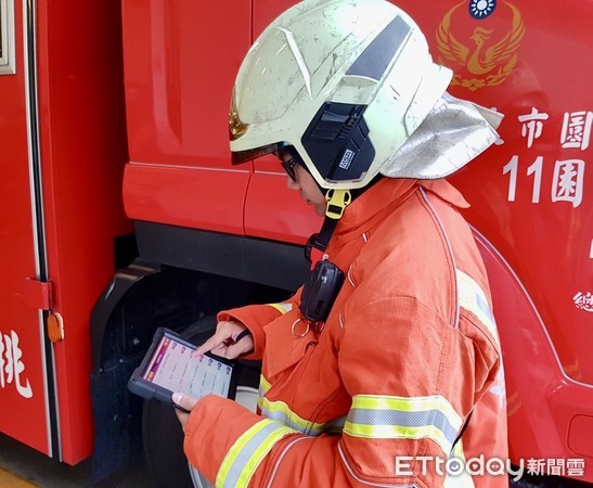 ▲桃園市消防局在救災救護車輛增添平板電腦，提升第一線救護人員救災救護效率。（圖／記者沈繼昌翻攝）