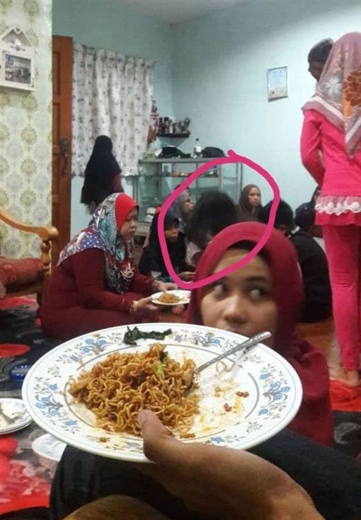 ▲▼穆斯林家族聚餐出現散髮女鬼。（圖／翻攝自中國報）