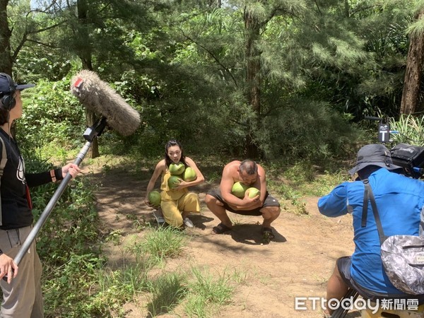 ▲▼「在不瘋狂就等死」在白沙灣拍攝廣告。（圖／記者許逸群攝）